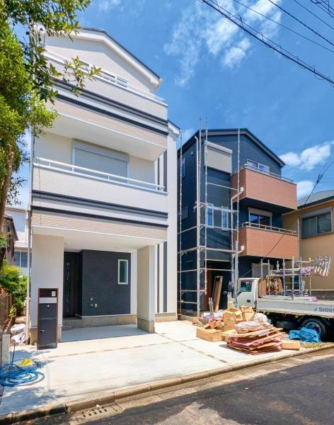 横浜市鶴見区上末吉２丁目の新築一戸建の外観|周辺は落ち着いた街並み。
是非一度、現地へお越しください。
ご自宅まで送迎も可能です