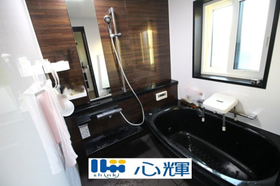 【浴室】 | 宇部市西梶返2丁目中古2階建（太陽光発電・AI付き蓄電池設置） | 奥行きが深く、しっかり足を伸ばせる浴槽。一日の疲れも癒されます。