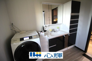 【独立洗面台】 | 宇部市西梶返2丁目中古2階建（太陽光発電・AI付き蓄電池設置） | 大きくて見やすく清潔感ある洗面台。