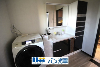【独立洗面台】 | 宇部市西梶返2丁目中古2階建（太陽光発電・AI付き蓄電池設置） | 大きくて見やすく清潔感ある洗面台。