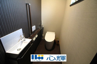 【トイレ】 | 宇部市西梶返2丁目中古2階建（太陽光発電・AI付き蓄電池設置） | いつまでも清潔な空間であって頂けますように、汚れをふき取り易いフロアと壁紙をチョイス致しました。