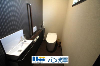 【トイレ】 | 宇部市西梶返2丁目中古2階建（太陽光発電・AI付き蓄電池設置） | いつまでも清潔な空間であって頂けますように、汚れをふき取り易いフロアと壁紙をチョイス致しました。