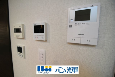 【セキュリティ】 | 宇部市西梶返2丁目中古2階建（太陽光発電・AI付き蓄電池設置） | 家事動線を考慮した個所に設置し、防犯性と利便性に優れ快適と安らぎを合わせた優しい設計。
給湯器リモコンは、お風呂のお湯はりや追い炊きが簡単にできます。