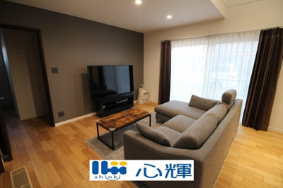 【居間・リビング】 | 宇部市西梶返2丁目中古2階建（太陽光発電・AI付き蓄電池設置） | 家族が集う開放的な自由空間。季節ごとに壁飾りや家具の配置を変えて楽しんでみるのはいかがですか。