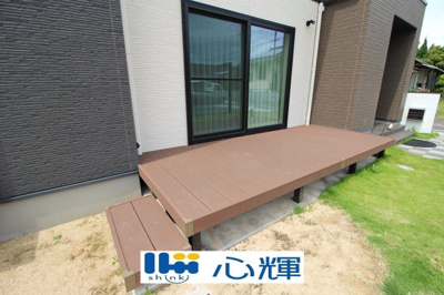 【庭】 | 宇部市西梶返2丁目中古2階建（太陽光発電・AI付き蓄電池設置） | リビングに繋がる憧れのウッドデッキ♪休日は優雅に朝ごはんやティータイムなど非日常的にゆったりとした時間が過ごせますね。