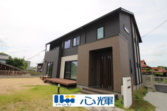 【外観】 | 宇部市西梶返2丁目中古2階建（太陽光発電・AI付き蓄電池設置） | 明るい日差しが差し込む現地。車もゆったり駐めることができます。ぜひ現地をご覧ください。

