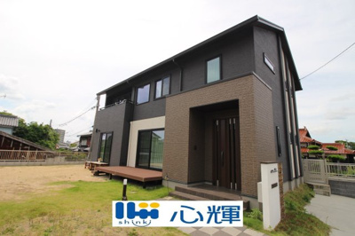 【外観】 | 宇部市西梶返2丁目中古2階建（太陽光発電・AI付き蓄電池設置） | 明るい日差しが差し込む現地。車もゆったり駐めることができます。ぜひ現地をご覧ください。
