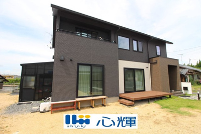 【外観】 | 宇部市西梶返2丁目中古2階建（太陽光発電・AI付き蓄電池設置） | 贅沢といえるほどの豊かな居住性と、クオリティの高さが見事に調和した住空間。