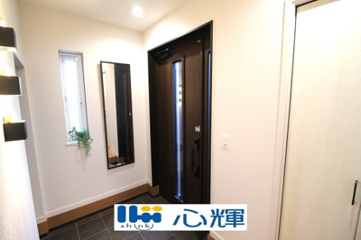【玄関】 | 宇部市西梶返2丁目中古2階建（太陽光発電・AI付き蓄電池設置） | たくさんある靴もすべて収納して頂け、玄関をスッキリ綺麗な空間にまとめます。



