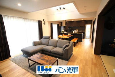 【居間・リビング】 | 宇部市西梶返2丁目中古2階建（太陽光発電・AI付き蓄電池設置） | 降り注ぐ陽光をいっぱいに浴び、メインライトと共に室内全体が明るい・開放感のあるＬＤＫ。