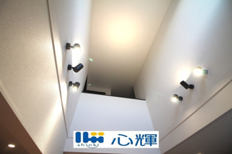 【居間・リビング】 | 宇部市西梶返2丁目中古2階建（太陽光発電・AI付き蓄電池設置） | 季節関係なく効果的に採光することが出来ます。