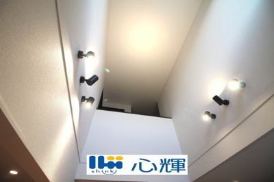 【居間・リビング】 | 宇部市西梶返2丁目中古2階建（太陽光発電・AI付き蓄電池設置） | 季節関係なく効果的に採光することが出来ます。