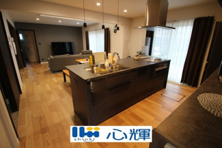 【キッチン】 | 宇部市西梶返2丁目中古2階建（太陽光発電・AI付き蓄電池設置） | 充分なスペースを実現したキッチン空間となっています。寛ぐ方とお料理をされる方の一体感を重視した設計。
