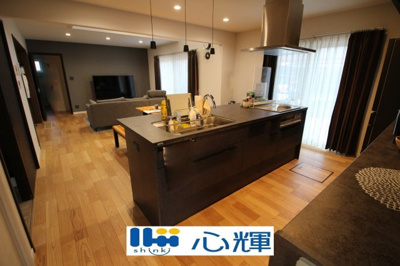 【キッチン】 | 宇部市西梶返2丁目中古2階建（太陽光発電・AI付き蓄電池設置） | 充分なスペースを実現したキッチン空間となっています。寛ぐ方とお料理をされる方の一体感を重視した設計。