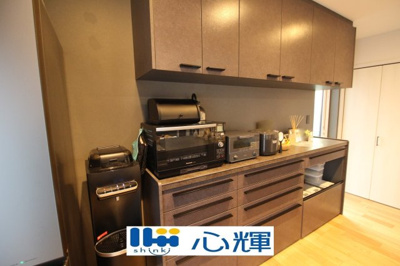 【キッチン】 | 宇部市西梶返2丁目中古2階建（太陽光発電・AI付き蓄電池設置） | ご家族との会話を楽しみながら家事が出来る対面キッチン。バックスペースは充分な広さを確保しています。