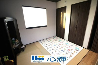 【和室】 | 宇部市西梶返2丁目中古2階建（太陽光発電・AI付き蓄電池設置） | リビングから続く和室はゲストルームとしても使用できます。