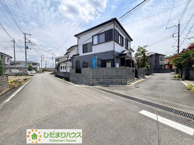 川島町上伊草　中古一戸建ての前面道路含む現地写真