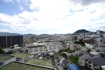 【展望】 | 【上質リノベ】サンヒルズCO-OPマンションＡ棟 | 【四季を感じる】
四季の移ろい・爽やかな青空や風を感じられ
自然を愉しめるパノラマビュー。
毎日の暮らしに余裕を感じさせてくれる、
遮る物の無い開放的な眺望を是非、ご堪能ください。