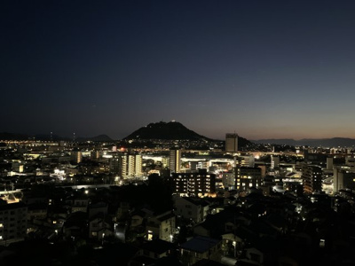 【展望】 | 【上質リノベ】サンヒルズCO-OPマンションＡ棟 | 【Night View】
物件からの夜の景色は、隠れ夜景スポットのよう。
お仕事から疲れて帰ってきて、この夜景を楽しめるのも
この立地ならでは。
もう少し早い時間のサンセット夜景もキレイかも。