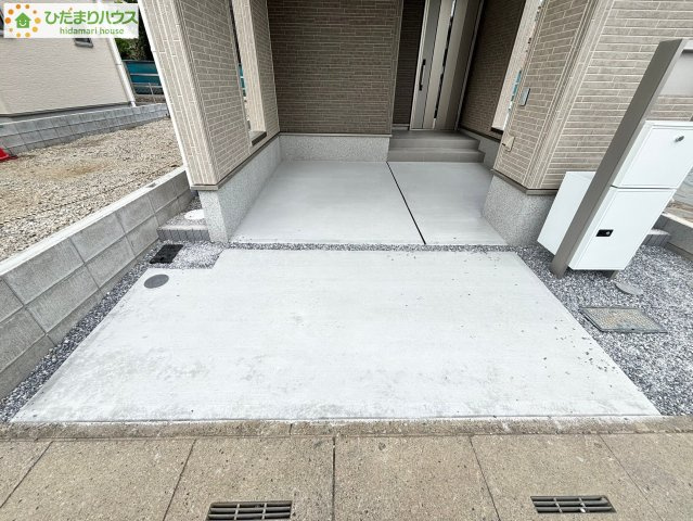 上尾市仲町　22-1期　新築一戸建て　リナージュ　04の駐車場|ビルトインタイプの車庫は雨の日も濡れにくくて安心ですね☆ミ