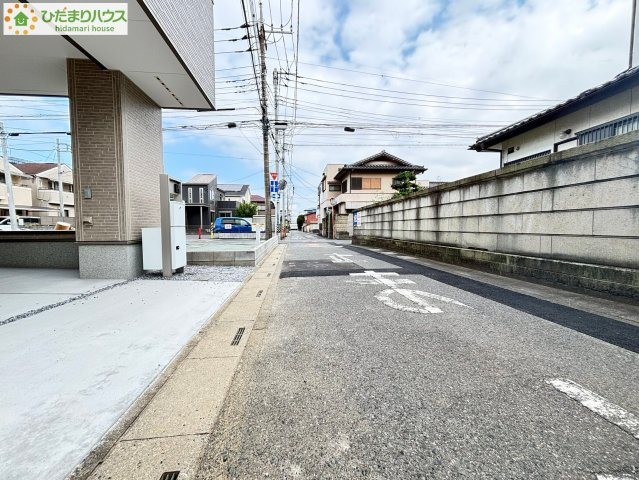 上尾市仲町　22-1期　新築一戸建て　リナージュ　04の前面道路含む現地写真|車通りが少なめの前面道路♪安心して生活が出来ますね☆ミ