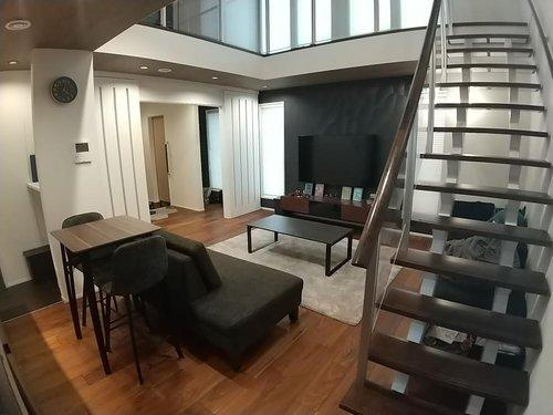 曙3丁目【築浅】中古住宅の居間・リビング|リビング階段が映えます！