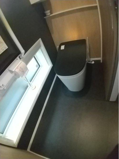 曙3丁目【築浅】中古住宅のトイレ|タンクレスな上、こだわりのフタ付き