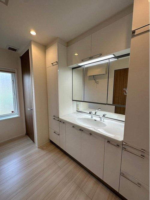 鶴居村字幌呂原野南　中古住宅の洗面所|収納力たっぷりの洗面化粧台