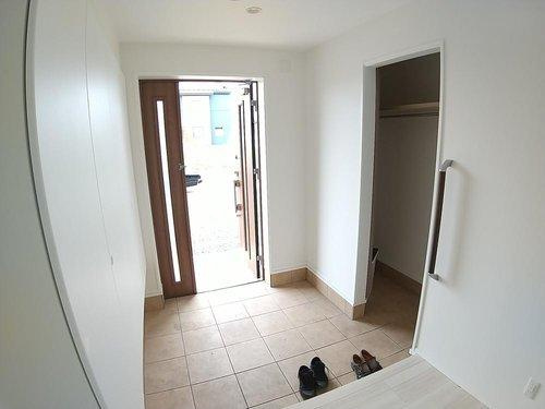 鶴居村字幌呂原野南　中古住宅の玄関