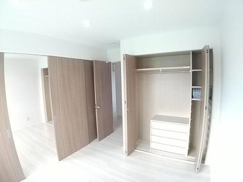 鶴居村字幌呂原野南　中古住宅の収納|クローゼットと備え付けの本棚