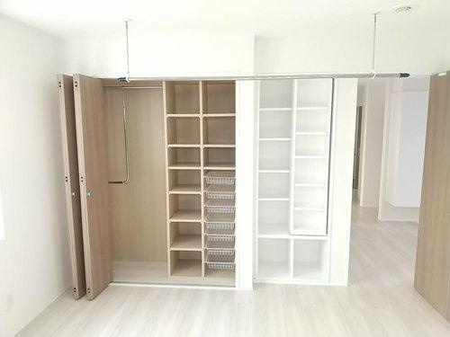 鶴居村字幌呂原野南4線　中古住宅の収納|クローゼットと備え付けの本棚