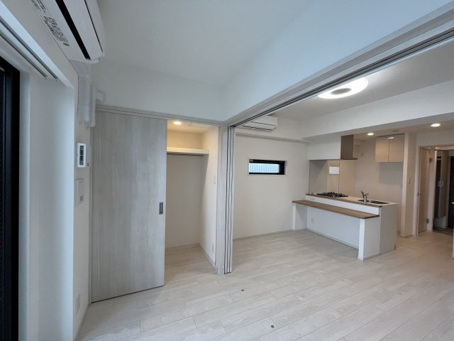 ソルテラスOSAKA EAST GATEの洋室|同マンション反転タイプを表示しています