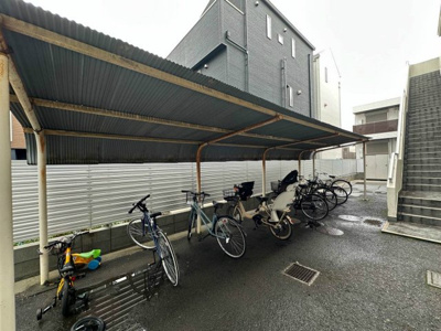 【その他共用部分】 | 日吉パフィオマンション | 屋根付きの駐輪場で雨が降っても大切な自転車が濡れなくてすみますね♪荷物が重いときに自転車があれば助かりますね！