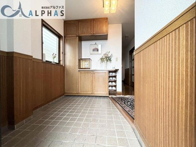 【玄関】 | 明石市大久保町大窪　一戸建て | 日の光が差し込む温かい雰囲気の広々とした2階玄関♪