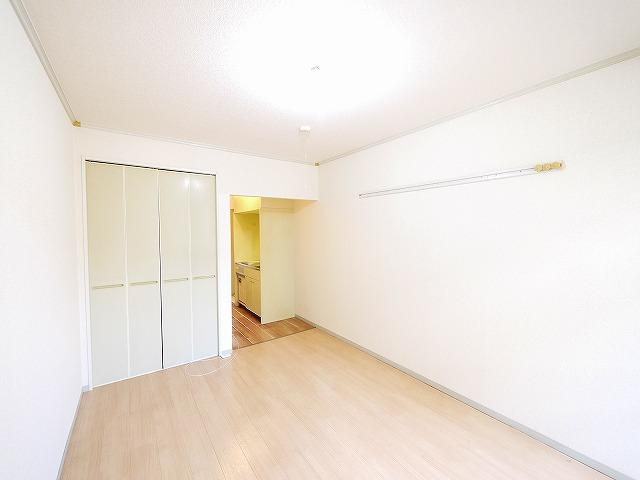 メゾン・ド・スリシエⅠ A棟の居間・リビング|ゆったりした洋室です