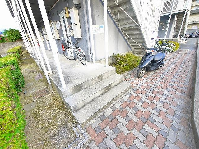 メゾン・ド・スリシエⅠ A棟のその他共用部分|ゆとりのあるアパート入り口です