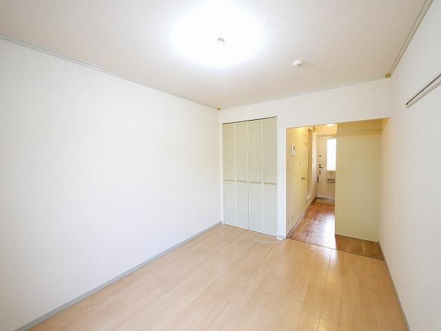 メゾン・ド・スリシエⅠ A棟の寝室|広くて明るい寝室