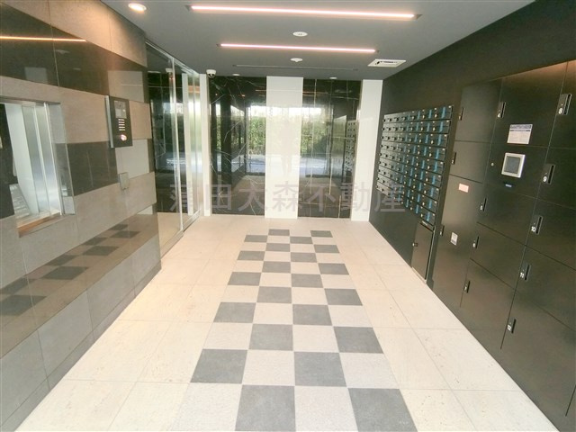 ブライズ蒲田NORTH(ブライズカマタノース)のエントランス|防犯カメラTVモニター付オートロック　宅配BOX付エントランス