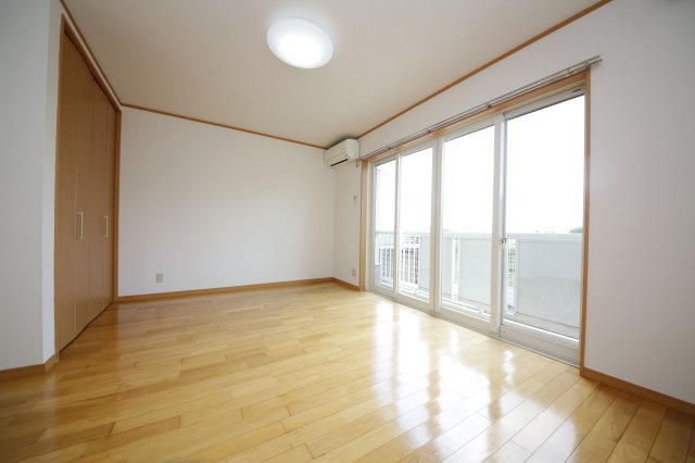 サンヒルズ広坂の洋室