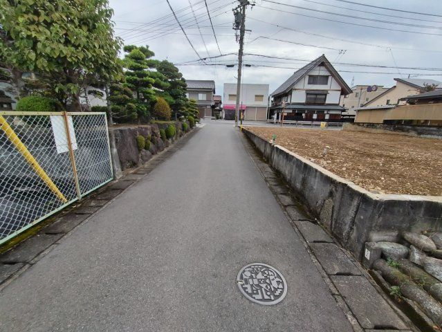 ６３４２４　本巣郡北方町東加茂土地の前面道路含む現地写真|北側道路　管理幅員4ｍ