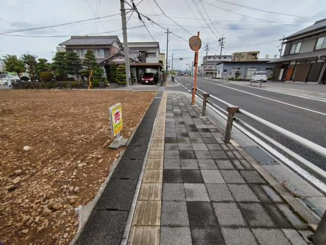 ６３４２４　本巣郡北方町東加茂土地の前面道路含む現地写真|東側道路　管理幅員12.85ｍ　歩道、ガードレール、カーブミラーがあります。