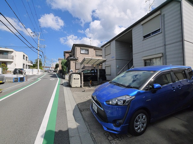 シャーメゾン南郡山の駐車場