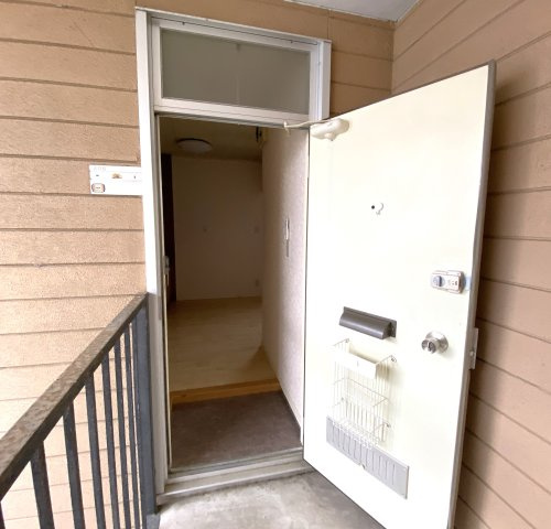 ユニハイツD棟の玄関