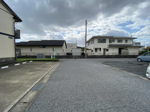 ユニハイツD棟の駐車場