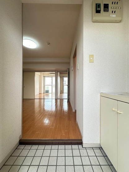 【玄関】 | 日吉パフィオマンション | 玄関から室内への景観です！正面にダイニングキッチン、右手にトイレとバスルームがあります☆