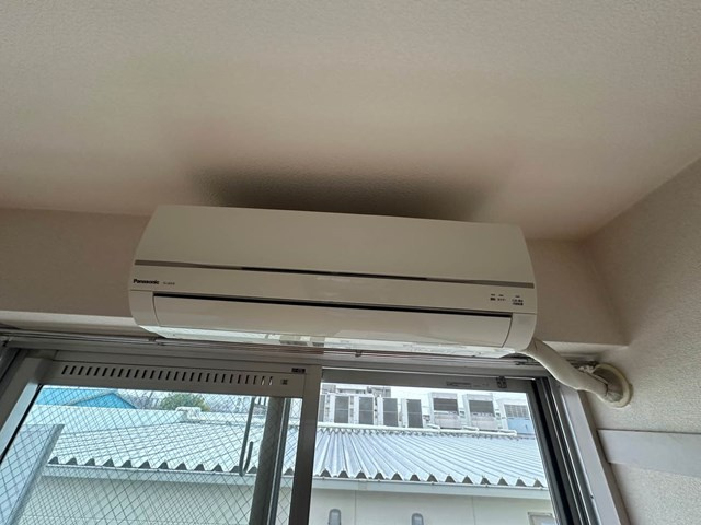 【設備】 | 日吉パフィオマンション | ダイニングキッチンから入って左手側・洋室6帖のお部屋には暑い夏や寒い冬に大活躍のエアコン付きです☆冷暖房完備で1年中快適に過ごせます♪