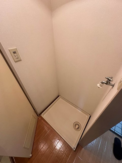 【設備】 | 日吉パフィオマンション | バスルーム横にある室内洗濯機置場です！防水パンが付いているので万が一の漏水にも安心です！