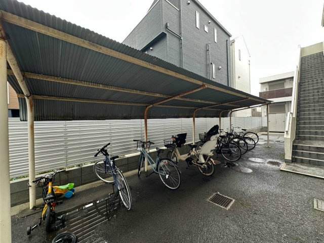 【その他共用部分】 | 日吉パフィオマンション | 屋根付きの駐輪場で雨が降っても大切な自転車が濡れなくてすみますね♪駅まで自転車もおすすめです！
