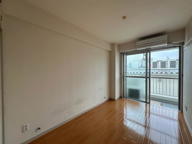 【洋室】 | 日吉パフィオマンション | 南向き洋室6帖☆ダイニングキッチンから入って左手のバルコニーに繋がるお部屋です♪エアコン付きで1年中快適に過ごせますね☆