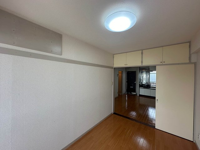 【寝室】 | 日吉パフィオマンション | 南向き洋室6帖☆バルコニー側からの眺めです♪寝室や子供部屋などに最適♪吊戸棚があるのでお部屋スッキリ☆